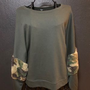 Woman’s bubble sleeve Sweater. Large.